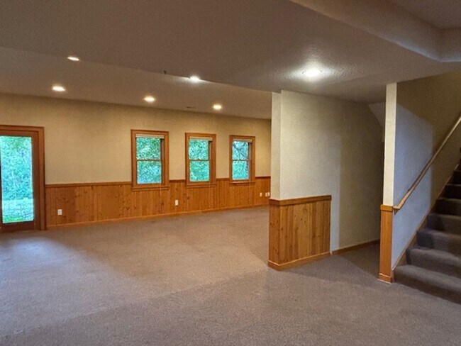Building Photo - Spacious 4 BR/4 BA Single-Family Home in a...