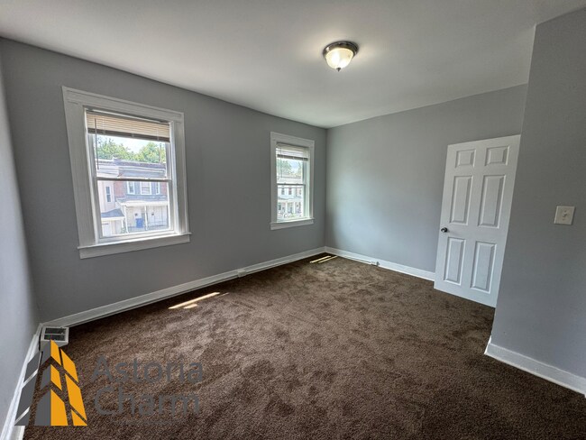 Building Photo - End Unit 3 Bedroom Home with Deck and Yard