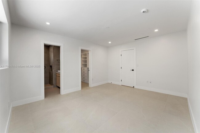 Building Photo - 5736 SW 35th St