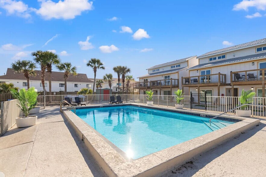 Building Photo - 8115 Thomas Dr