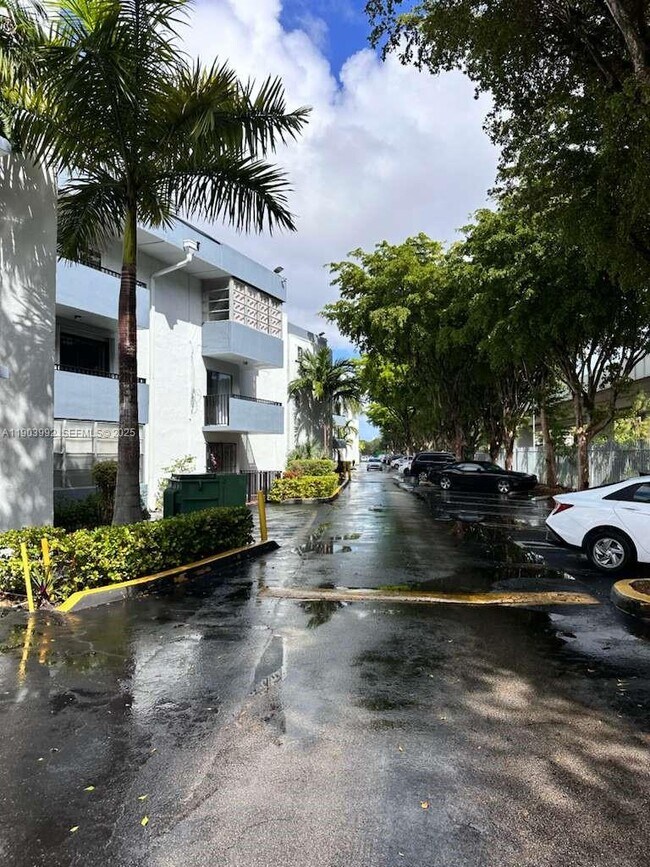 Building Photo - 2498 SW 17th Ave