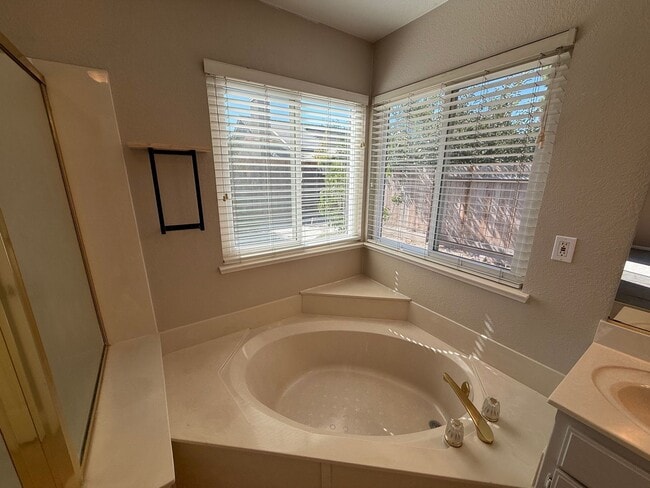 Building Photo - 4-bedroom Single Story home in Ripon!