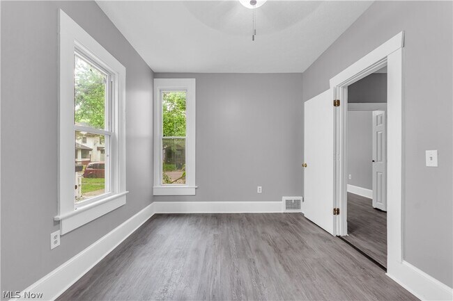 Building Photo - 2050 W 83rd St