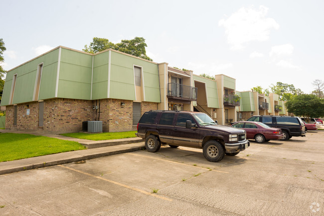 Building Photo - Bayouwood Villa