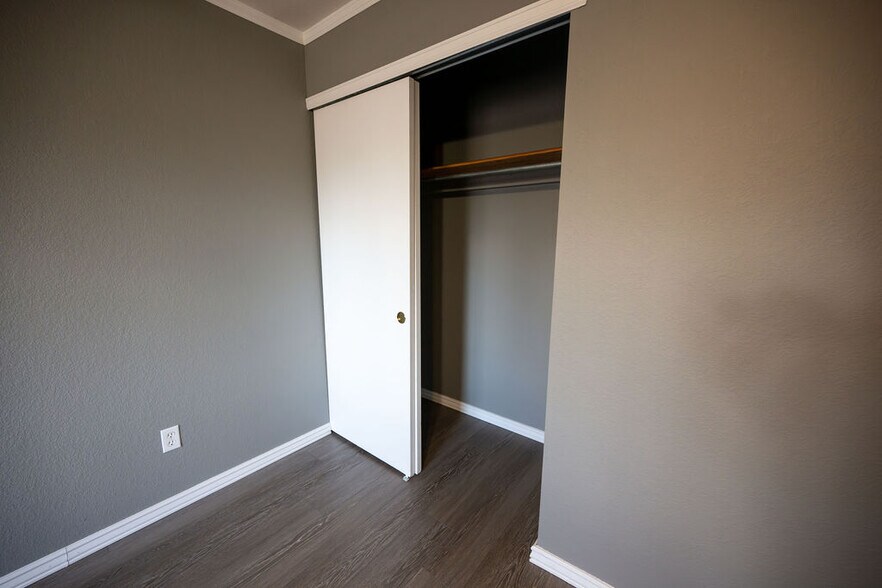 Building Photo - 350 Plowman Ct