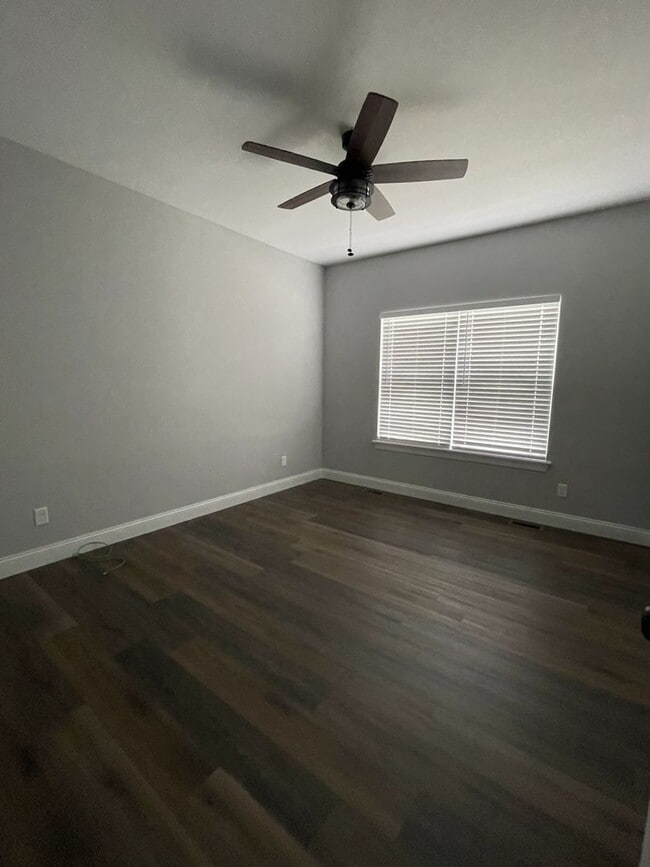 Building Photo - Beautiful 3 Bed / 2 Bath Home with 3-Car G...