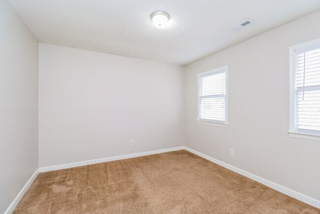 Building Photo - 6335 Teaneck Pl