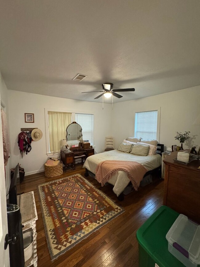 Building Photo - August Move-In! Charming 2/1 house near Do...