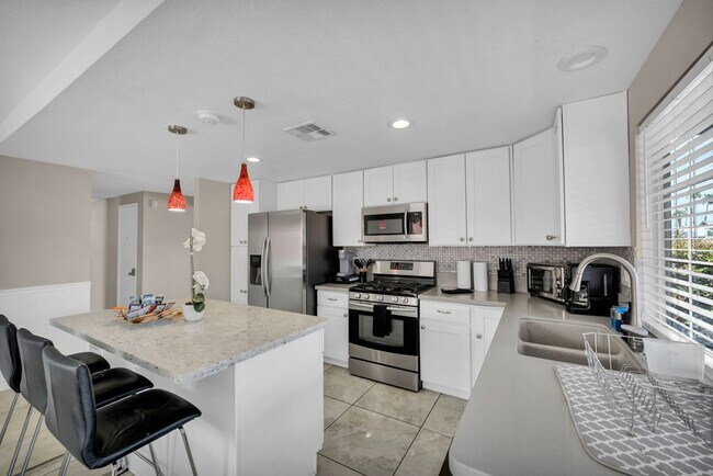 Building Photo - 3 Bed FULLY FURNISHED Pool Home