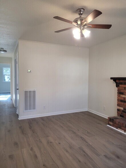 Building Photo - 2605 Vineyard St