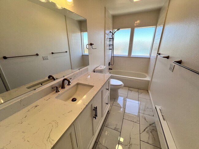 Building Photo - ONE LEVEL ONE BEDROOM TOP-UNIT CONDO IN HEADLANDS WITH STUNNING BAY VIEWS