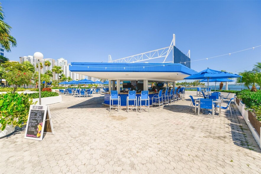Building Photo - 905 Brickell Bay Dr