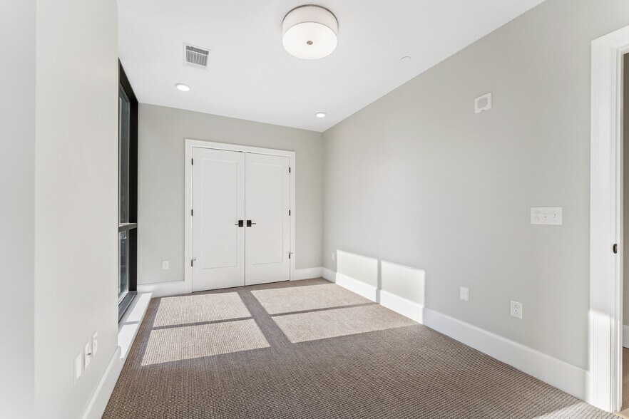 Building Photo - 350 Oliver Ave