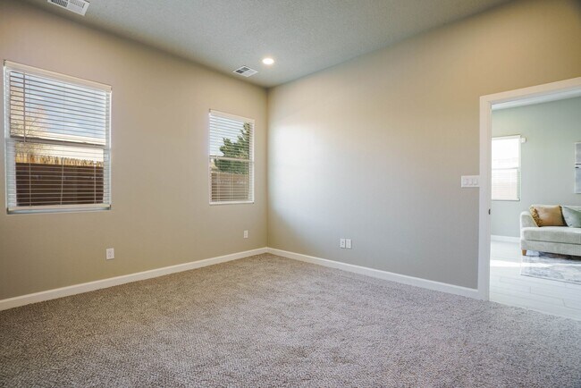 Building Photo - 3289 Oakmount Dr SE
