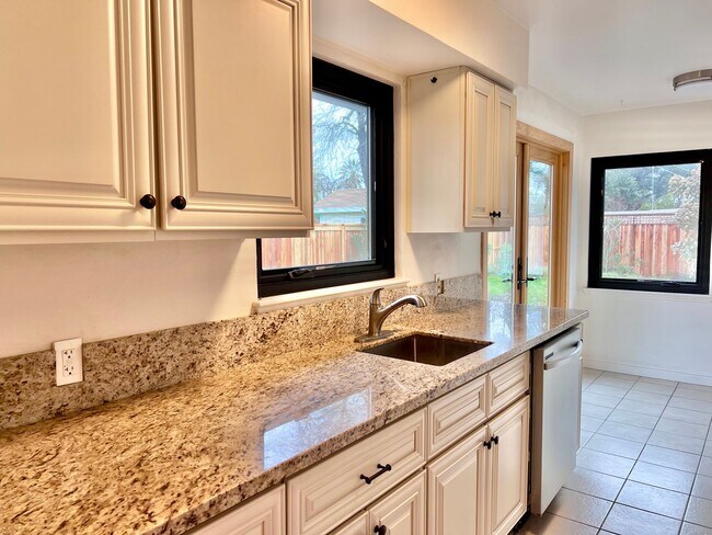 Building Photo - 3 Bed / 1.5 Bath | Thornwood Terrace Home ...
