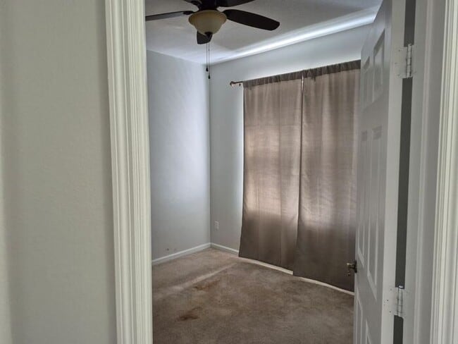 Building Photo - Large 3 bedrooms 3 Baths with a private pool