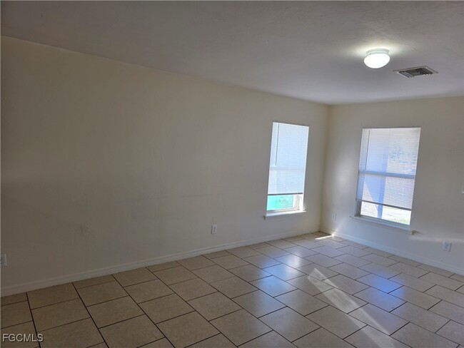 Building Photo - 5010 Dolphin Ct