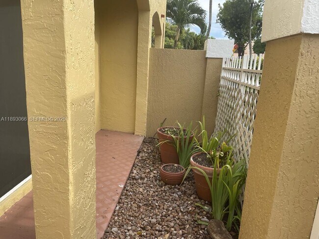 Building Photo - 370 NW 85th Ct