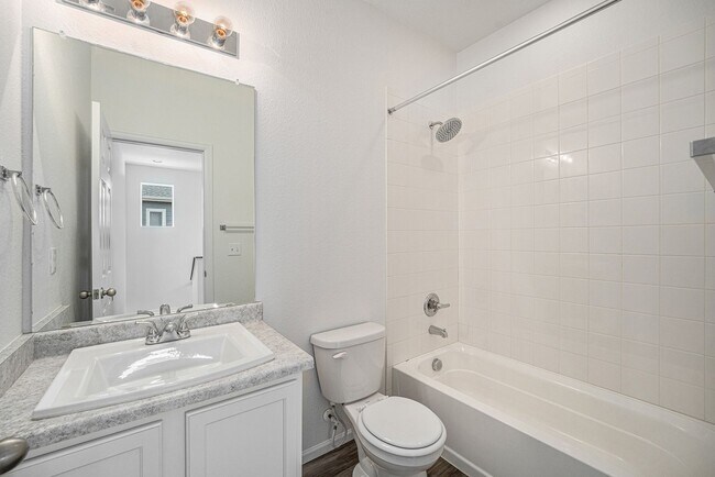 Building Photo - Spacious 3 bedroom home in the heart of Ly...