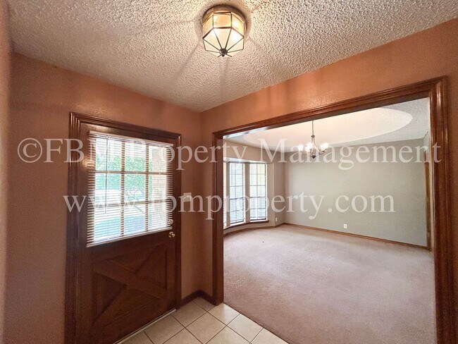 Building Photo - 103 Oak Creek Ct