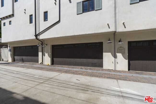 Building Photo - 738 Parkman Ave