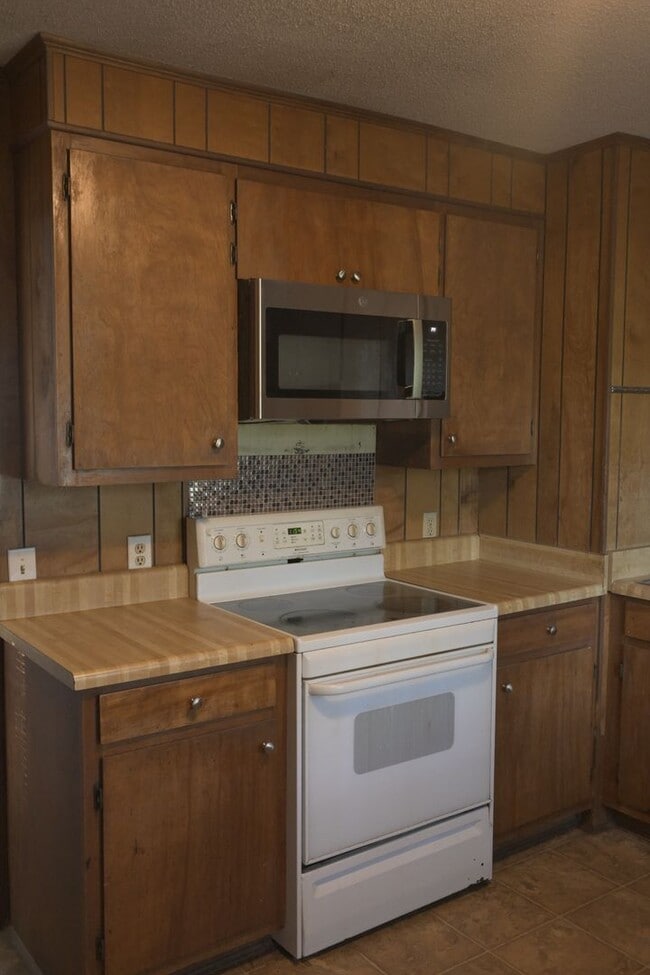 Building Photo - 2BR/2BA Home with Patio & Pet Friendly in ...