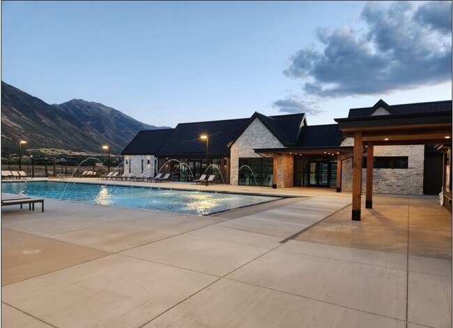 Building Photo - 1487 E 690 N