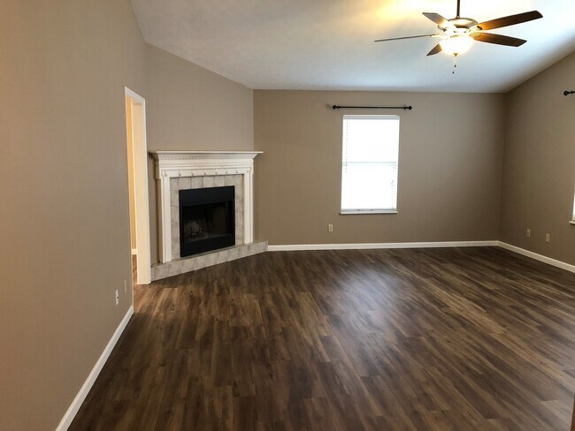 Building Photo - Maryville 37804 - 3 bedroom, 2 Bath Home , 2 car garage - Contact Donna Bailey (865) 389-6590