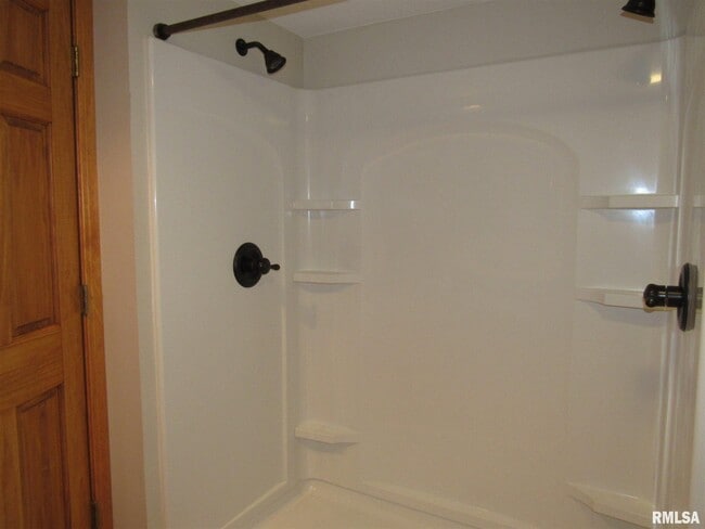 Building Photo - 233 Manor Dr