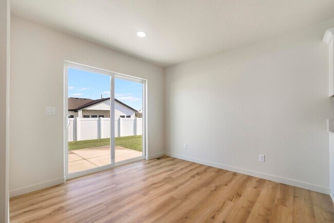 Building Photo - 392 Rock Dove Loop