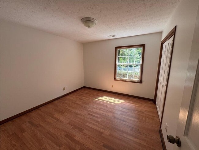 Building Photo - 116 Woodglen Ct
