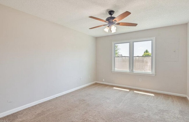 Building Photo - 529 Brisa Dr