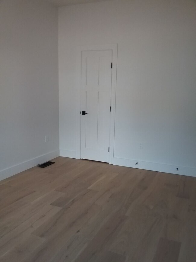 Building Photo - Completely remodeled 3 bed 2.5 bath single...