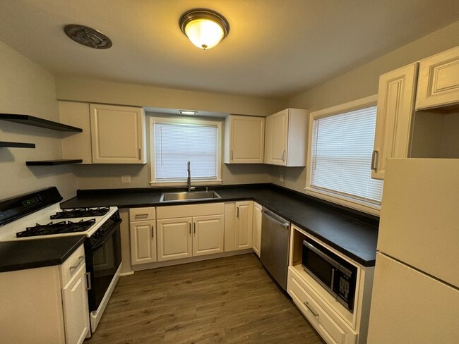 Building Photo - 1245 N 118th St