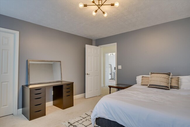 Building Photo - 5 Bed/3 Bath home with Primary Bedroom & a...