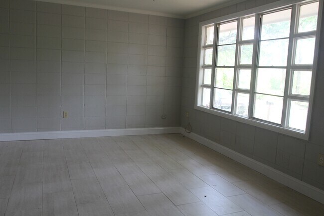 Building Photo - 1306 Maryland Dr