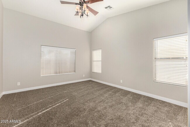 Building Photo - 911 E Lovegrass Dr