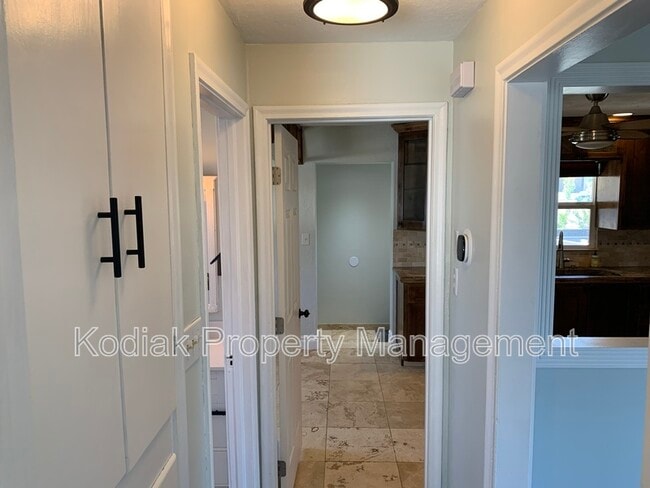 Building Photo - 150 W 1050 S