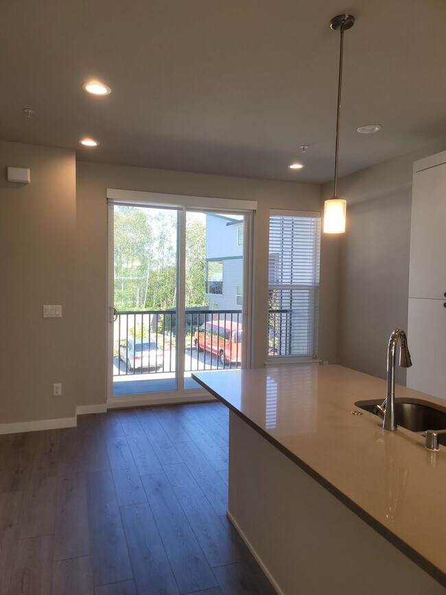 Building Photo - Stunning Tri Level 3/2.5 Townhome in the G...