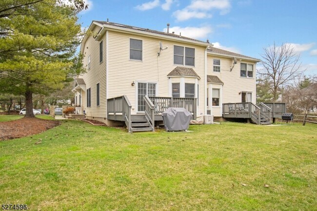 Building Photo - 18 Pond Ridge Dr