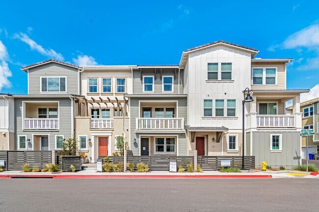 Building Photo - Stunning Fully Furnished Tri-Level Townhome 4BD/4BATHS! Central AC/Heat with Solar! 2 Car attache...