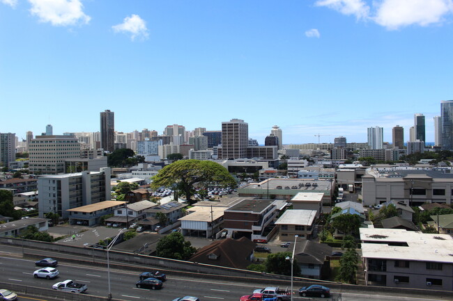 Building Photo - FANTASTIC MAKIKI 1 BD / 1 BA / 1 PKG! CENT...