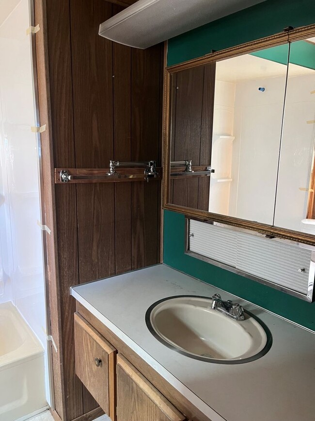 Building Photo - 3 Bedroom in Suburbs