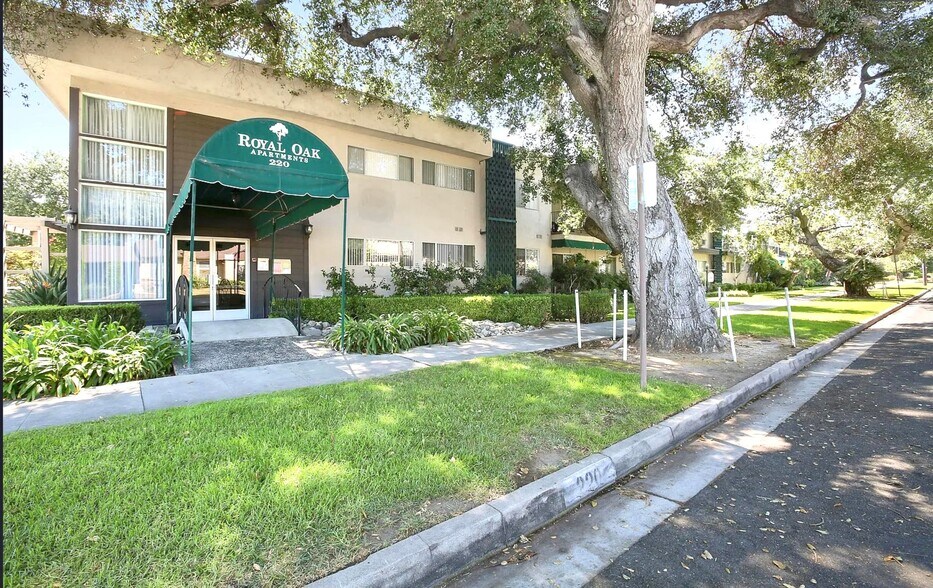 Building Photo - 220 E Live Oak St