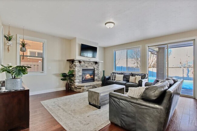 Building Photo - 4631 N Adale Ave