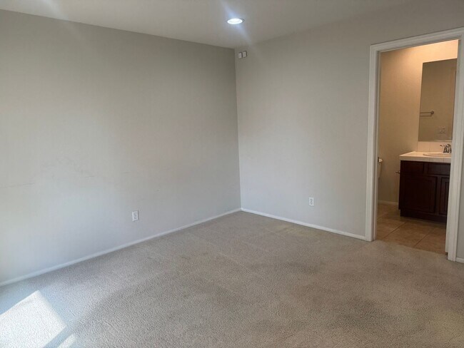 Building Photo - ONE MONTH FREE RENT! Beautiful 4 bedroom, ...