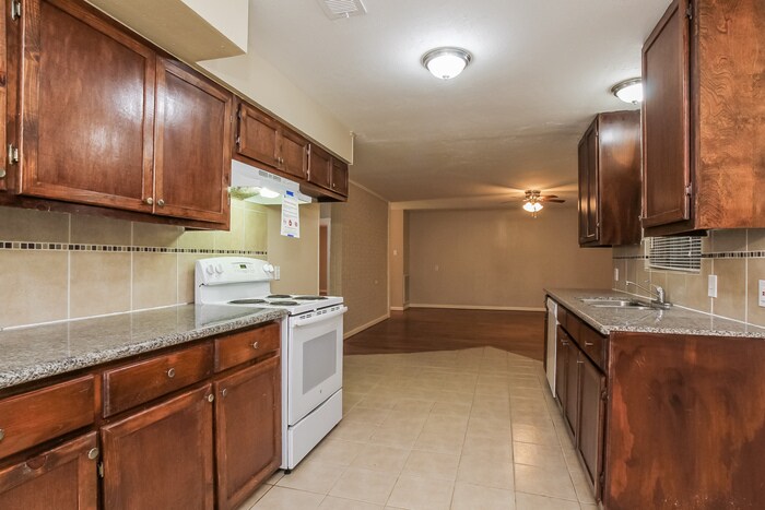Building Photo - 701 Inwood Dr