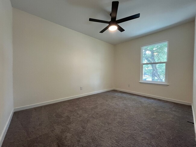 Building Photo - JUST RENOVATED 4/2.5 IN GREAT LEANDER LOCA...