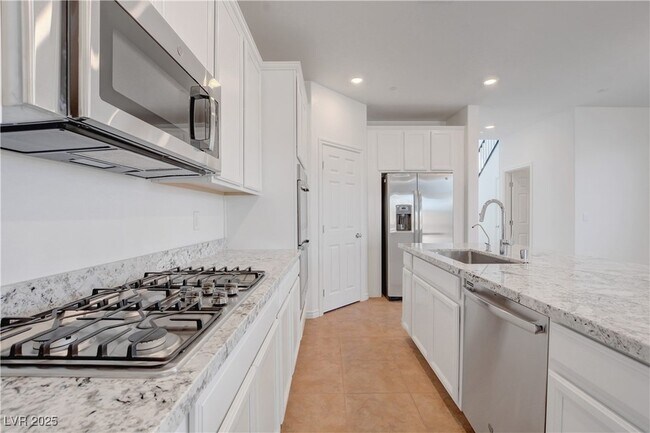 Building Photo - 882 Sycamore Falls St