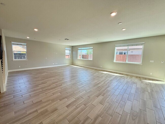 Building Photo - 1561 Osborn Dr